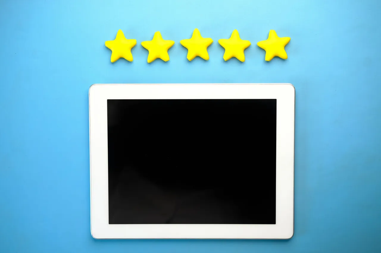 Écran affichant une note de cinq étoiles, symbole des avis clients positifs.